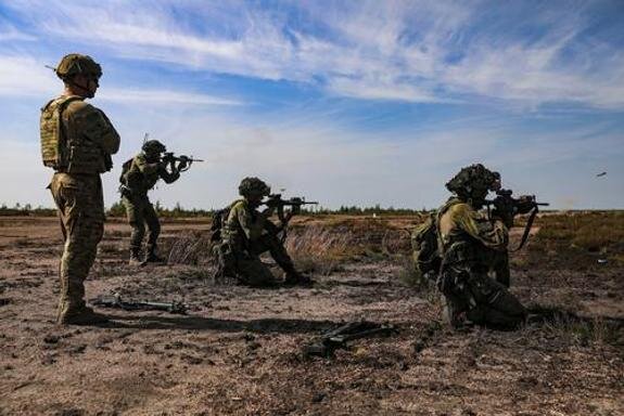    военные, Sgt. Andrew Greenwood/Keystone Press Agency