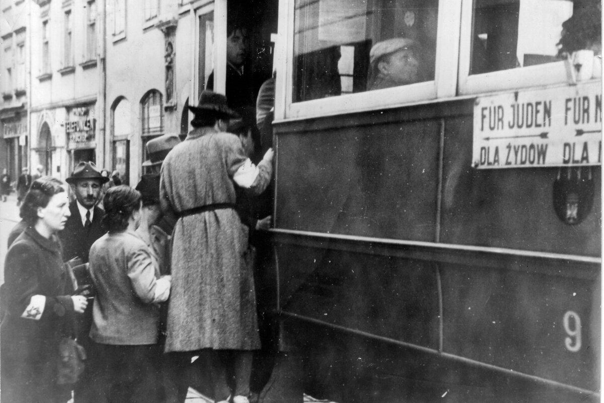    Краков, Польша, 1941 год. Надпись на трамвае, разрешающая евреям заходить только в заднюю дверь общественного транспорта   
Фото: AP Photo
