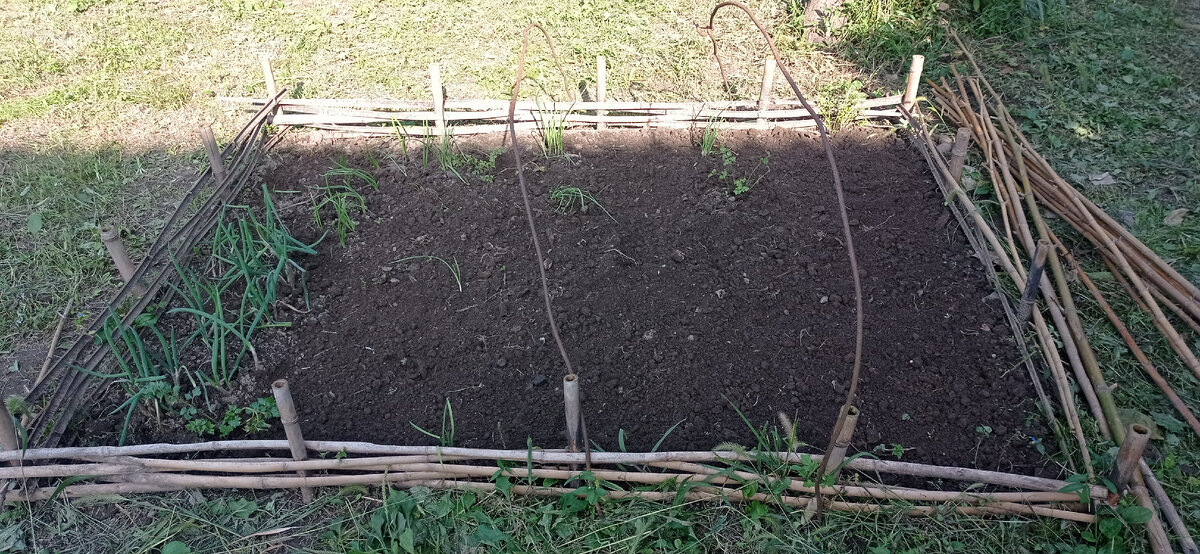 Грядка не большая, 2м*1,5м примерно