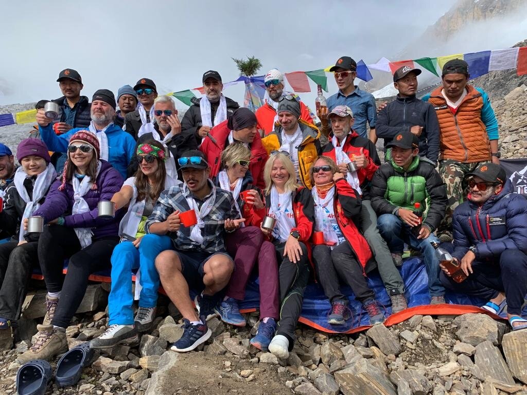 Нимс с участниками и шерпами экспедиции Клуба 7 Вершин на Манаслу