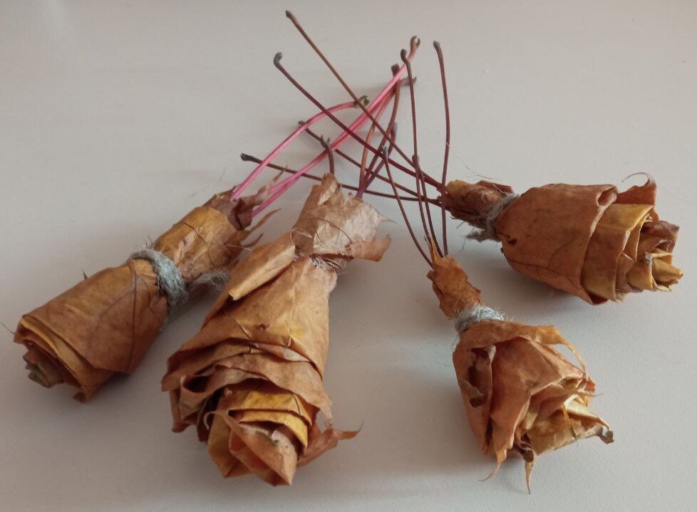 Цветы из листьев клена