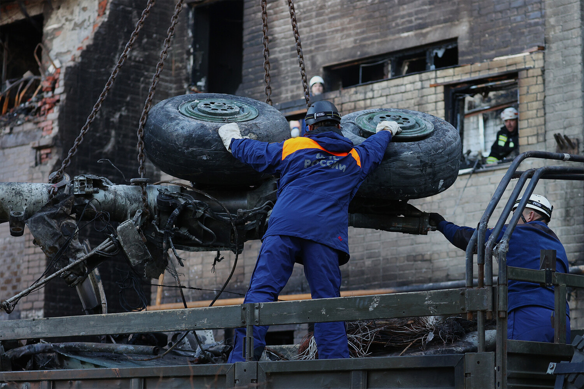 Работа по разбору обломков военного самолета Су-34 на месте авиакатастрофы у жилого многоэтажного дома, 18 октября 2022 года
Фото: Эрик Романенко/ТАСС