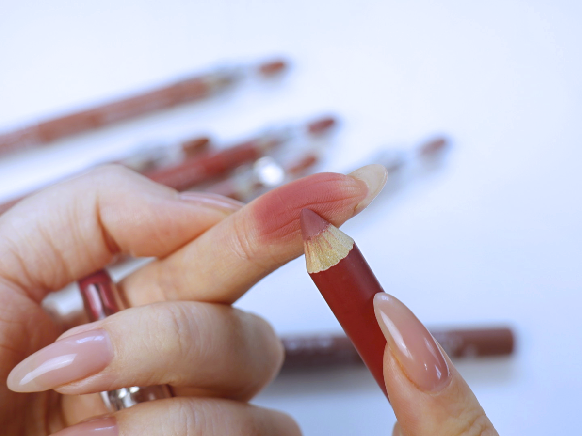 Карандаш должен быть матовым, пудровым, вельветовым