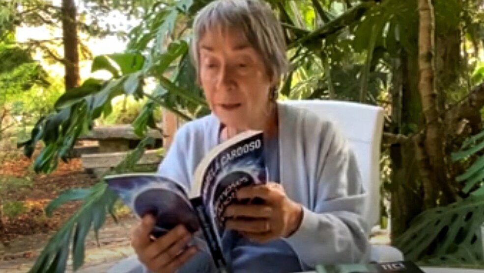 Анабела Кардозо знакомит с одной из своих книг «Glimpses of Another World» («Проблески другого мира»).