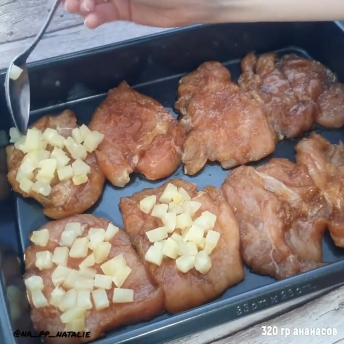 Куриные отбивные в духовке с сыром и ананасами