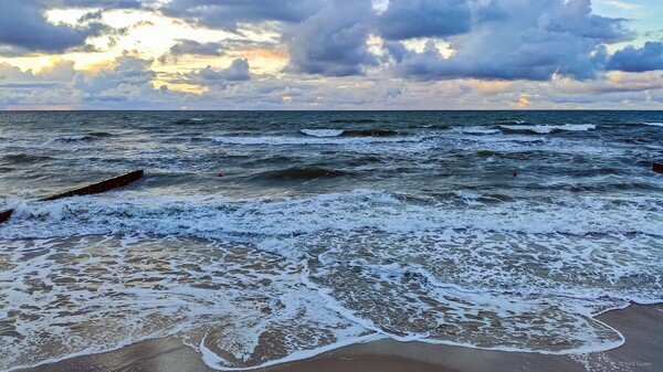 Свежий морской ветер и волнующееся море ... можно бесконечно смотреть их  игру и наслаждаться, вдыхая чуть солёный свежий и влажный воздух,  потягивая горячий чёрный кофе из трубочки, отщипывая и отправляя в рот  кусочки вкуснейших кренделей с корицей или с сыром, доставая их из  хрустящего бумажного пакета, до тех пор пока в игру не вступит дождь и  не заставит тебя переместиться на время куда-нибудь под навес, чтобы не  промокнуть, а затем снова вернуться к этому увлекательнейшему занятию )  ... С Воскресением Вас!   

Зеленоградск, Калининградская область ...   

  