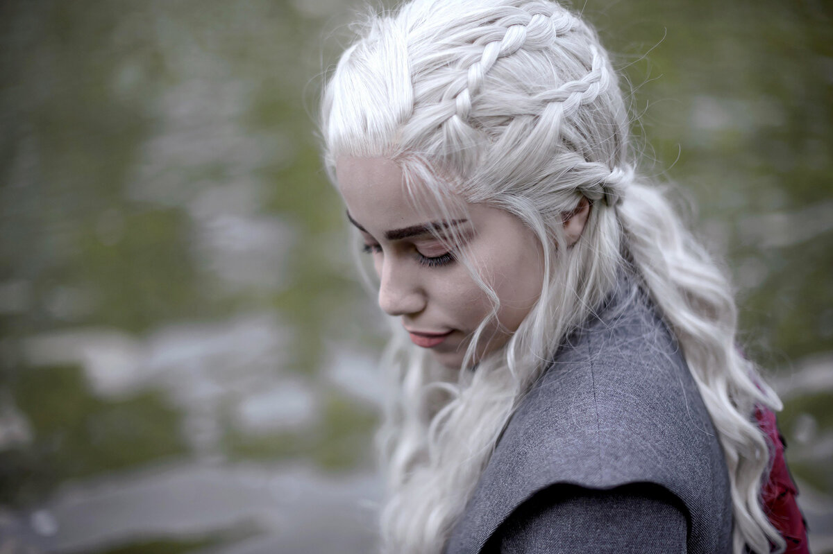     Косы Дейенерис: как повторить эту простую праздничную прическу в стиле "Игры престолов"