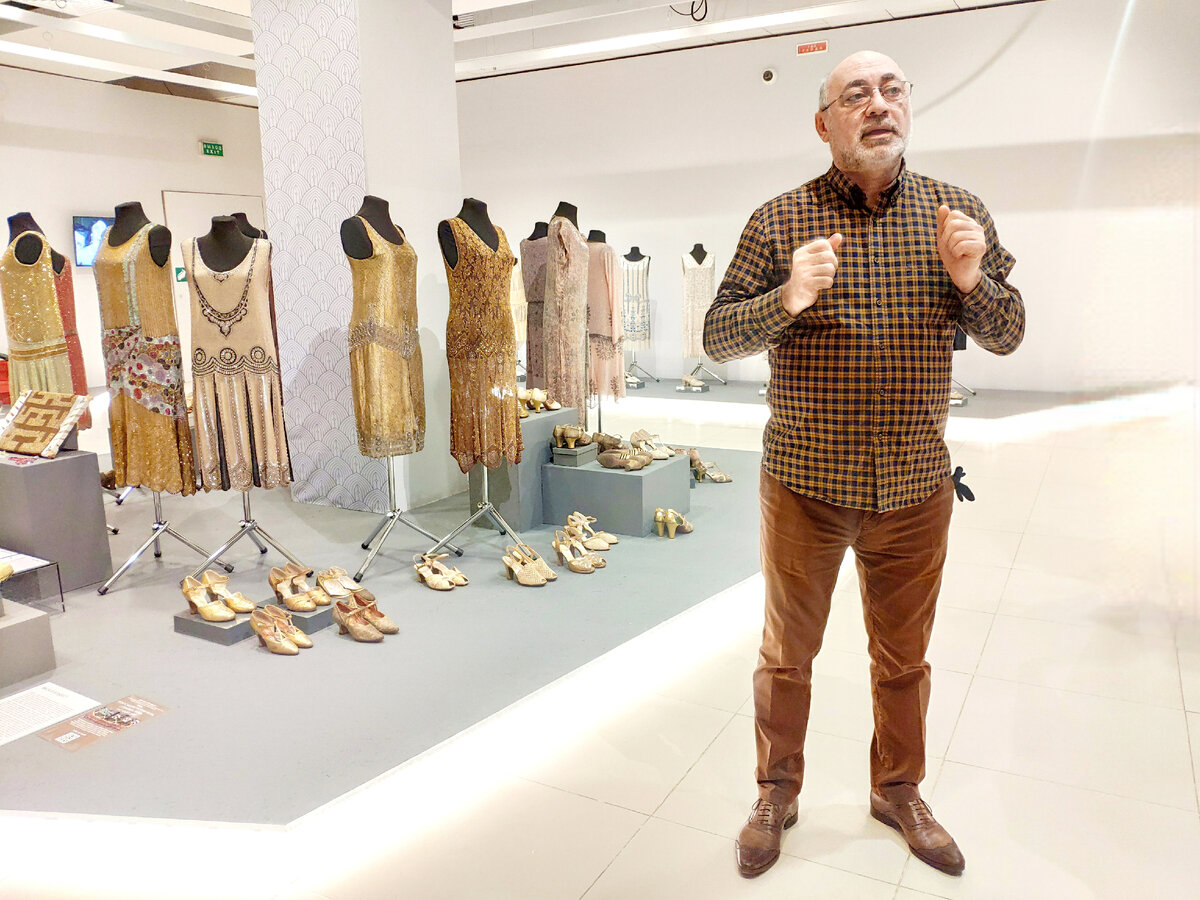 Назим Мустафаев рассказывает о деталях своей коллекции. 