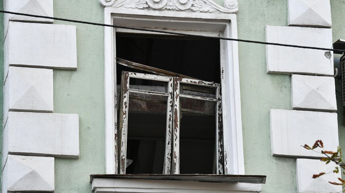    Окно дома в центре Донецка, пострадавшего в результате ночного обстрела© РИА Новости