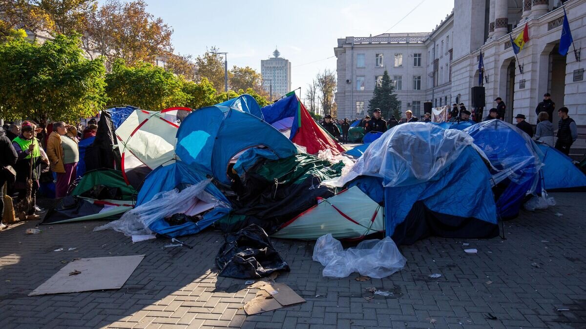 Обстановка в кишиневе. Протесты в Кишиневе 30 октября. Кадры с протестов в Кишиневе. Протесты с детьми 2022. Полиция, протесты, Кишинев в Кишиневе.