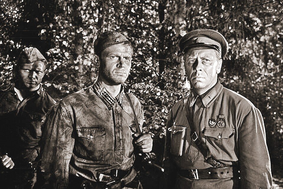     Фото: Кадр из фильма «Живые и мертвые»