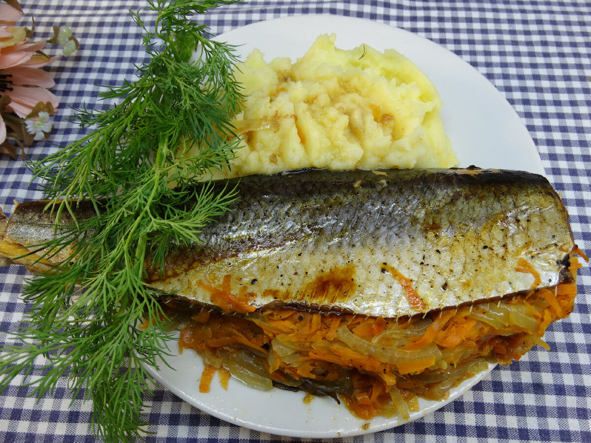 Селедка запеченная в пергаменте с овощами | Готовим вкусно дома/ Кулинария/  Рецепты | Дзен