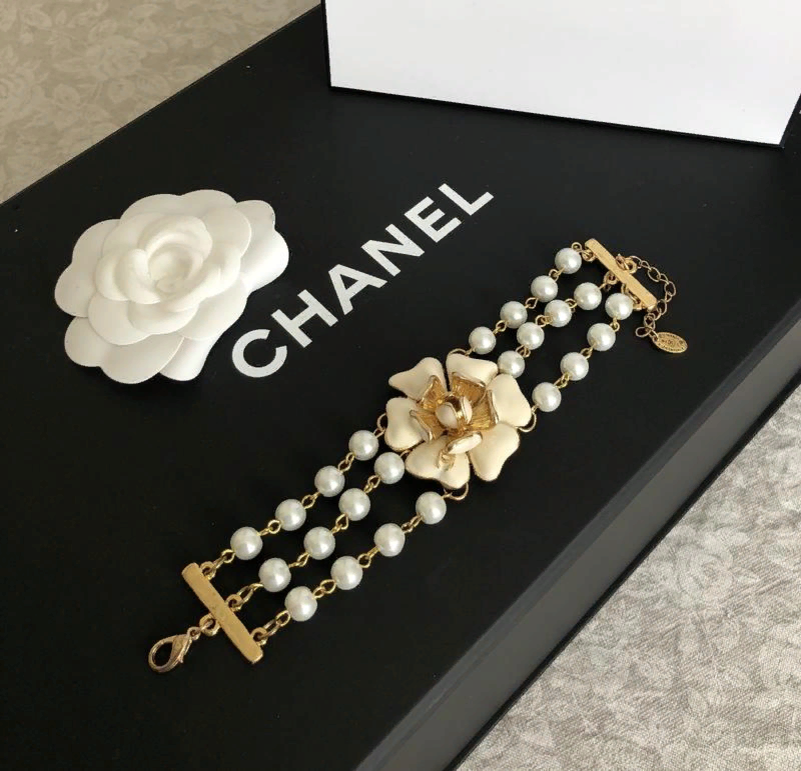 Украшения шанель. Chanel браслет оригинал. Оригинальная бижутерия Шанель. Украшения Шанель оригинал. Chanel аксессуары.