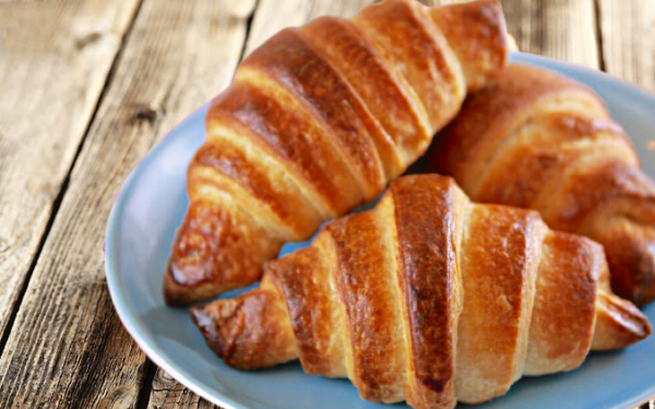 Выпечка очень калорийна, поэтому при похудении ее лучше ограничить