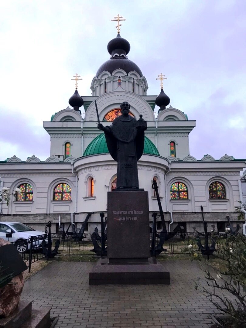 И знаменитая коллекция якорей за памятником Николаю чудотворцу.