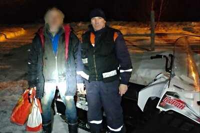    Работник 217-й пожарной части Московской областной противопожарно-спасательной службы с заблудившимся мужчиной из Егорьевска © Пресс-служба ГКУ МО «Мособлпожспас»