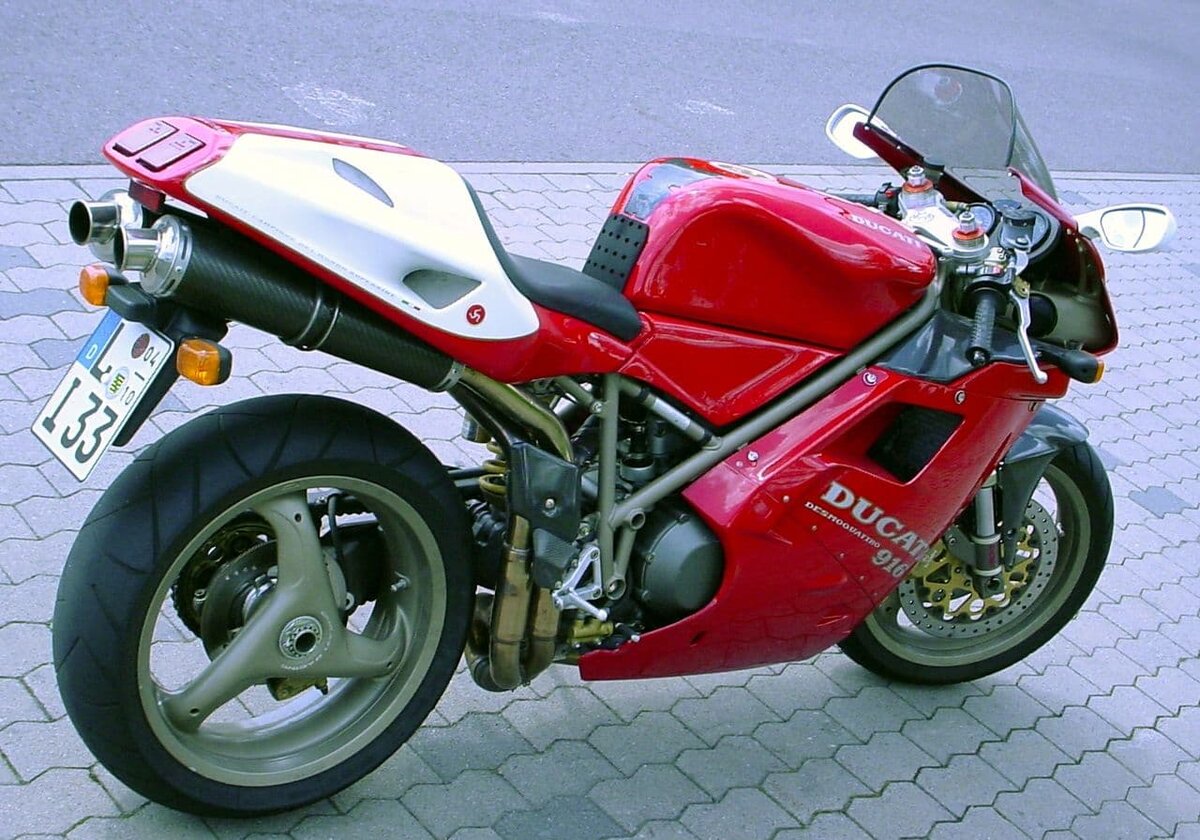 Несмотря на то, что Ducati 916 был снят с производства в 1998 году, он остается очень востребованным мотоциклом, а экземпляры в хорошем состоянии продаются на аукционах по высоким ценам. Сочетание яркого дизайна и высоких технических характеристик делает его настоящей иконой в мире мотоциклов.