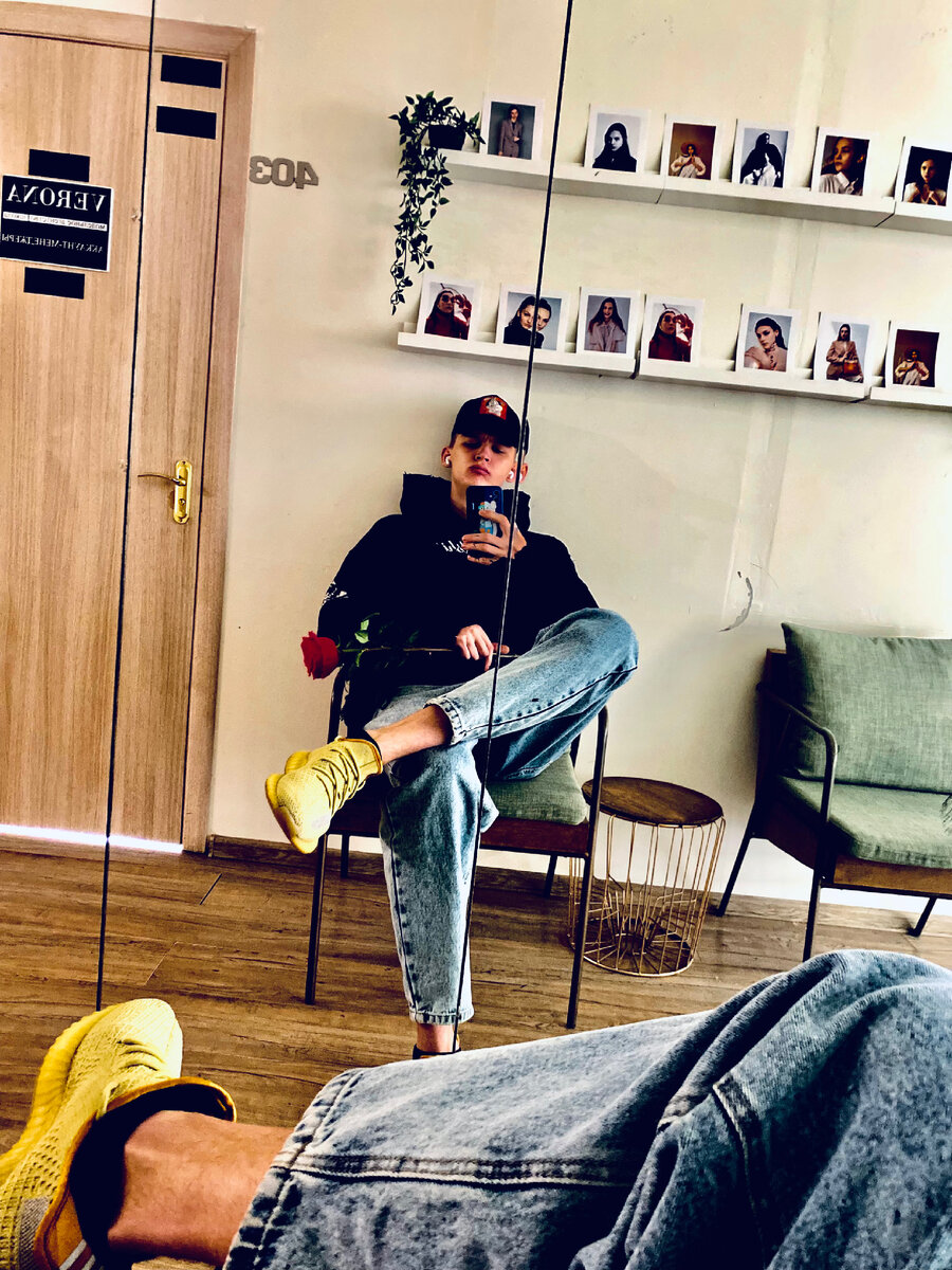 В обычное время мы все, сознавая это или нет, понимаем, что существует любовь, для которой нет пределов, и тем не менее соглашаемся, и даже довольно спокойно, что наша-то любовь, в сущности, так себе, второго сорта. 