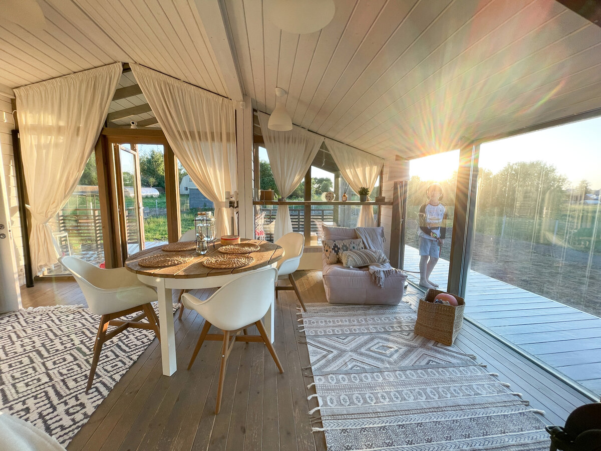 Это фото сделано в 20:24, солнце всё ещё бьёт в окна. Красиво, но жарко.