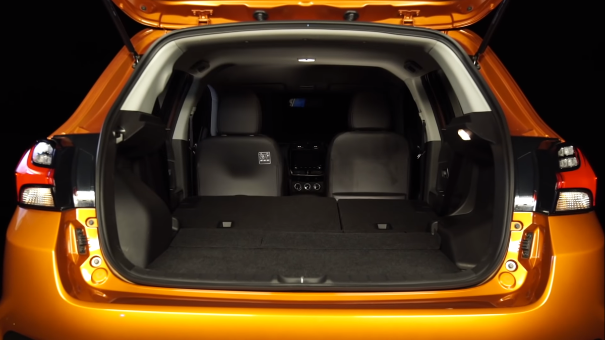 Багажник Mitsubishi ASX рассчитан на 358 литров. Туда поместится коляска в сложенном виде и принадлежности для пикника