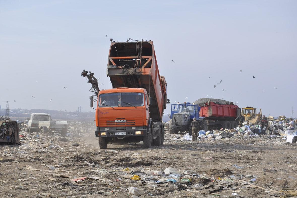 Горы мусора недавно загорелись от невозможной жары и город-миллионник задыхался от вони