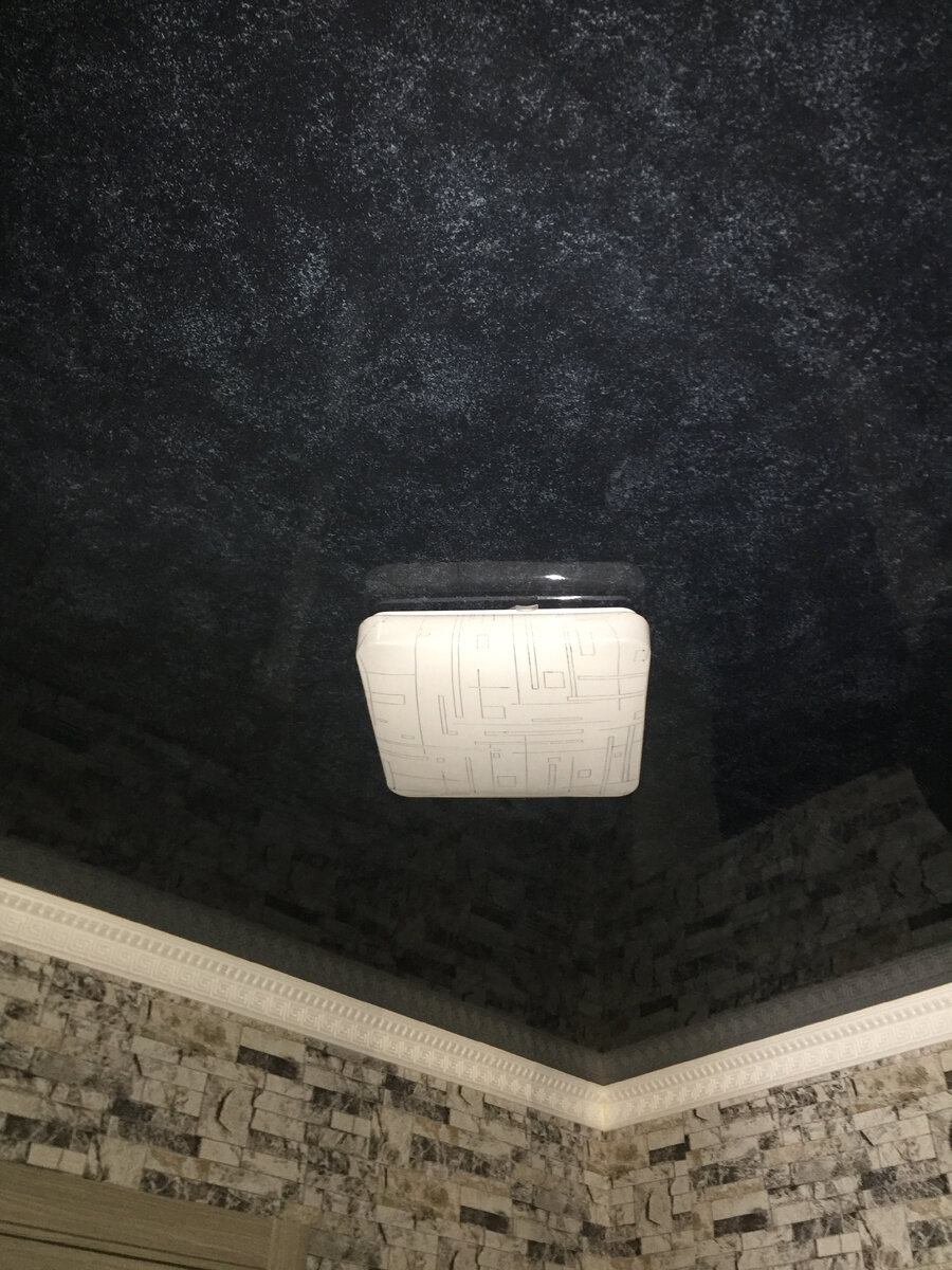 Черный потолок в интерьере