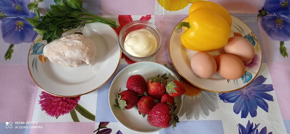 Для салата нам потребуется: отварное куриное филе, 3 сваренных вкрутую яйца, сладкий перец, клубника, майонез и петрушка.
