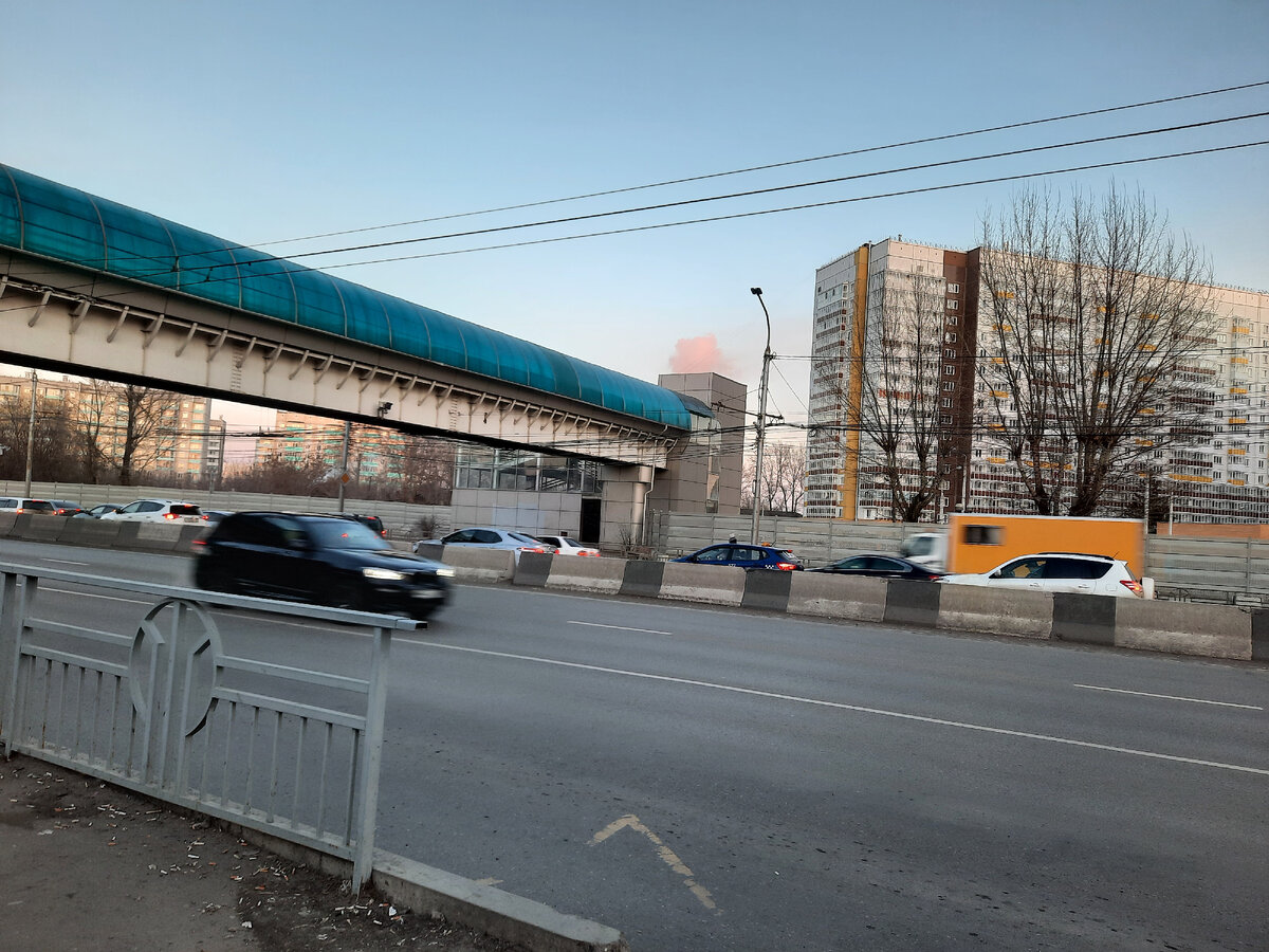 Вот там, через дорогу, я и живу