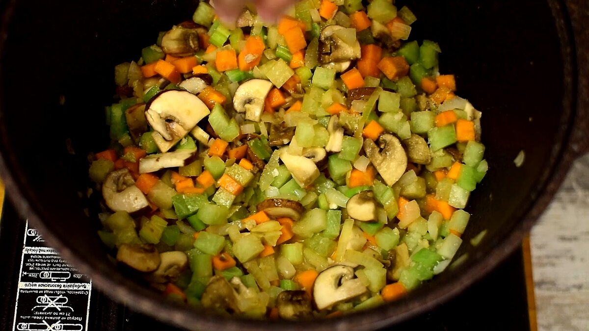 Даже в пост можно есть сытно, вкусно и разнообразно.Прекрасный овощной суп  с перловкой и грибами. | Ох и вкусно | Дзен