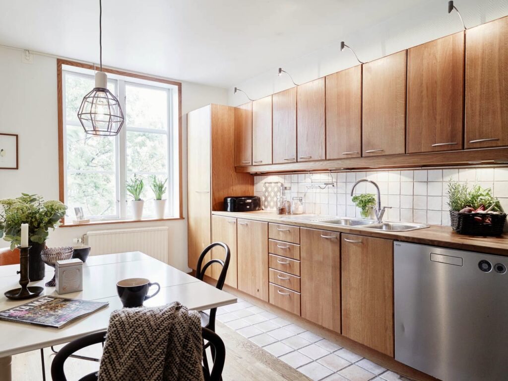 Кухни под дерево вписываются хорошо во многие стили