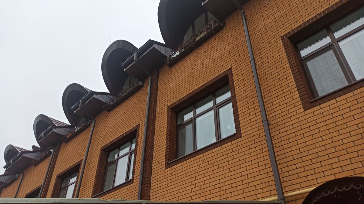 Деревня с трех сторон окружена лесом, что, вероятно, и затрудняет прохождение сигнала. 