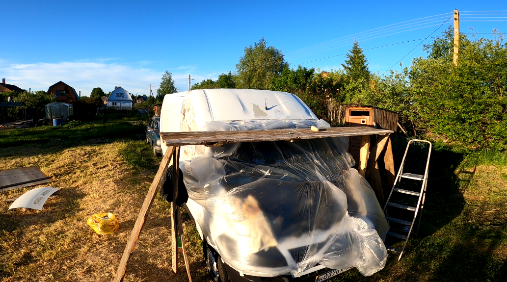 Жонглируя краскопультом на самодельном козле выкрасили и лоб