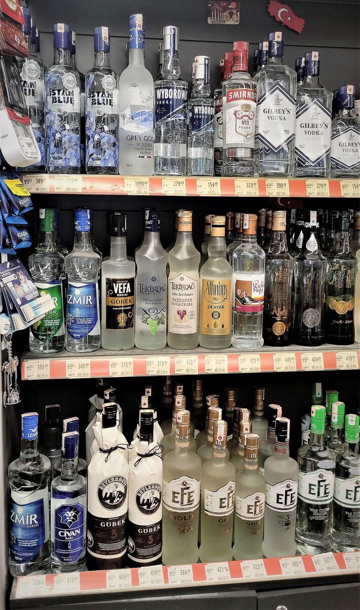 Витрина с водкой и ракией (или "раки" турки произносят «ракы», это дистиллят, который обычно изготавливают из виноградного жмыха  с добавлением аниса) 