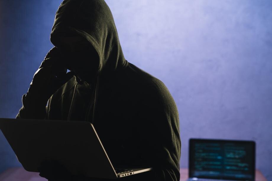 PRIMPRESS.RU | Новости Приморского края20 идей развития РоссииКомпания по продаже, монтажу и ремонту лифтов! Звоните!liftlife.ruКвартиры в Краснодаре со скидкой до 530 000 руб.!ek-invest.ruПриморцев предупредили о новом сценарии мошенниковВ полиции рассказали подробности обманной схемы19 декабря 2022, 13:10Фото: freepik.comФото: freepik.com | Приморцев предупредили о новом сценарии мошенниковПолицейские Находки предупреждают граждан о новой схеме мошенников. Злоумышленники звонят от лица банка и предлагают людям обмен накопившихся банковских бонусов на рубли, сообщает PRIMPRESS со ссылкой на пресс-службу ОМВД России по Находкинскому городскому округу.63-летний житель Находки обратился с заявлением в полицию о том, что неизвестные оформили на него кредит и похитили 70 тыс. руб.По его словам, ему на телефон поступил звонок от неизвестной. Женщина представилась сотрудником банка и сообщила, что у мужчины накопился кешбэк и ему положены бонусы в размере 8 тыс. руб. После полученного согласия о получении денег мужчине пришло текстовое сообщение на телефон, которое он и передал звонившей. Затем «сотрудник банка» сообщила, что сможет зачислить на карту только половину, 4 тыс., от положенной суммы, а оставшуюся сумму можно зачислить на карту другого банка. Потерпевший передал данные и второй банковской карты своей собеседнице.После этого ему на телефон стали приходить сообщения о снятии денег. Мужчина удивился, ведь таких значительных сумм на его счетах не было. В банке пенсионер узнал, что на его имя был оформлен онлайн-кредит и переведен на вновь открытую виртуальную карту, а 70 тыс. руб. отправлены на счет неизвестной ему организации. Житель Находки понял, что стал жертвой злоумышленников.В настоящее время сотрудники уголовного розыска проводят комплекс мероприятий, направленных на установление личностей и местонахождения подозреваемых.«Следователем отдела МВД России по Находкинскому городскому округу возбуждено уголовное дело по признакам преступления, предусмотренного пунктом «г» ч. 3 ст. 158 Уголовного кодекса Российской Федерации «Кража». Согласно санкциям данной статьи, наказание составляет до шести лет лишения свободы», – сообщили в пресс-службе ведомства.