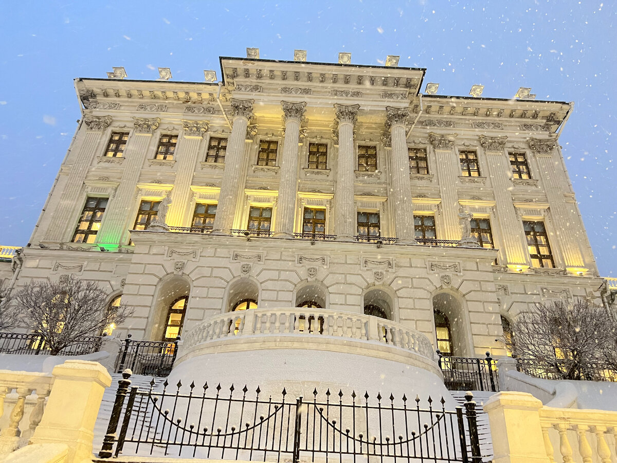 Дом Пашкова - вид с Моховой улицы