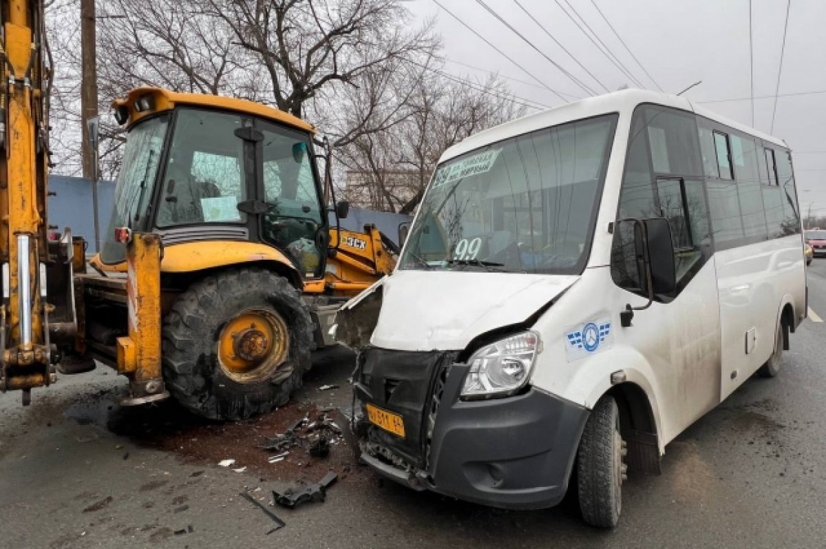    Пять человек пострадали при столкновении маршрутки и трактора в Саратове