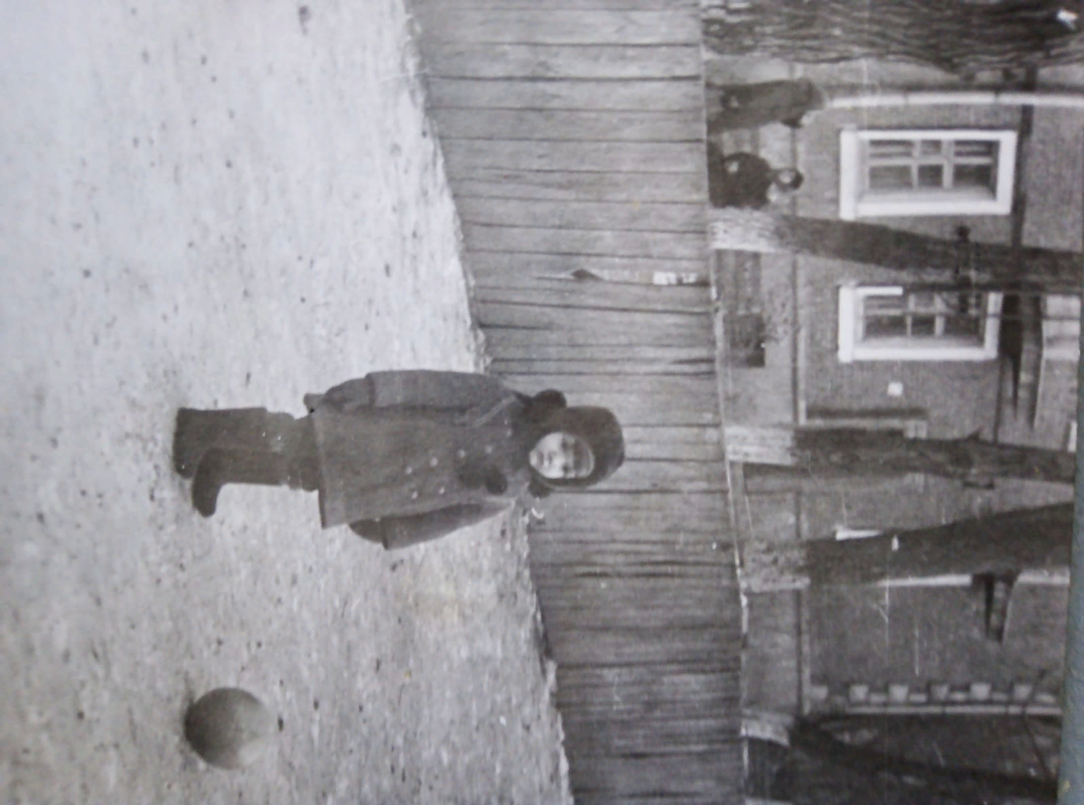 Каток перед нашим домом в Новокузнецке. На заднем плане-моя бабушка разговаривает с соседкой