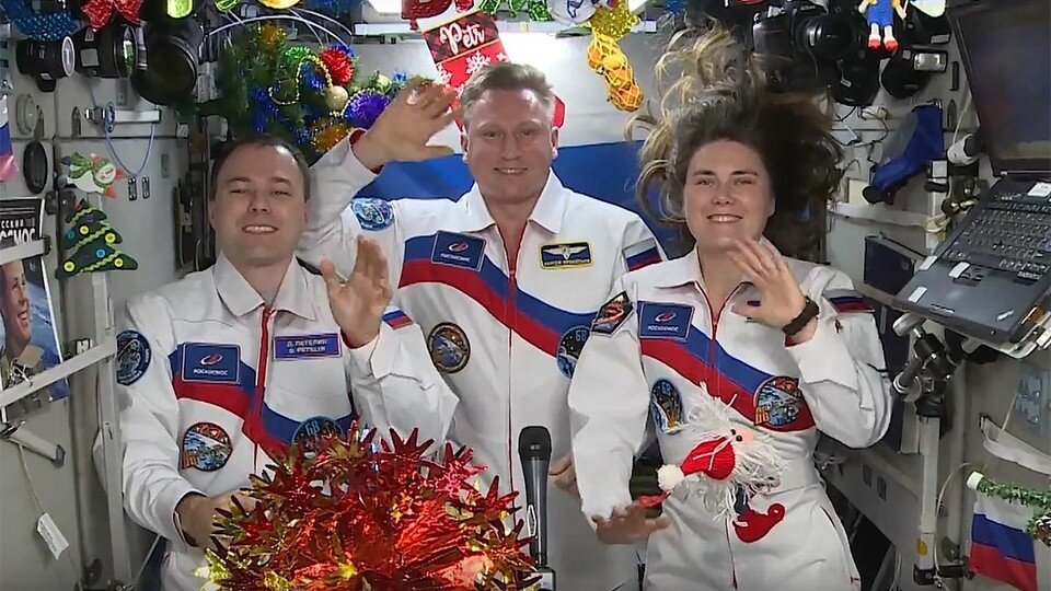     Космонавты МКС пожелали россиянам чувствовать себя одной семьей  Роскосмос.