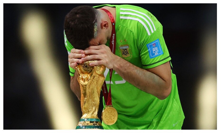    Эмилиано Мартинес на ЧМ-2022 не один раз отмечался скандальными выходками. Фото: Reuters