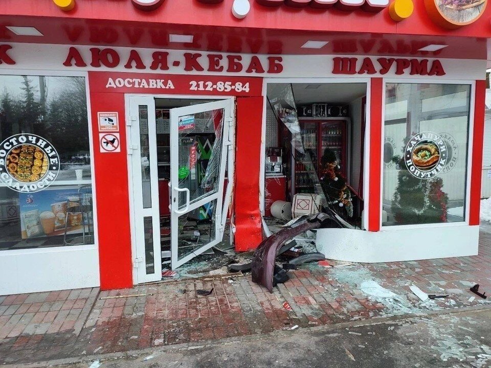    В заведение посреди ночи влетел легковой автомобиль ФОТО: телеграм-канал «Нижний №1»