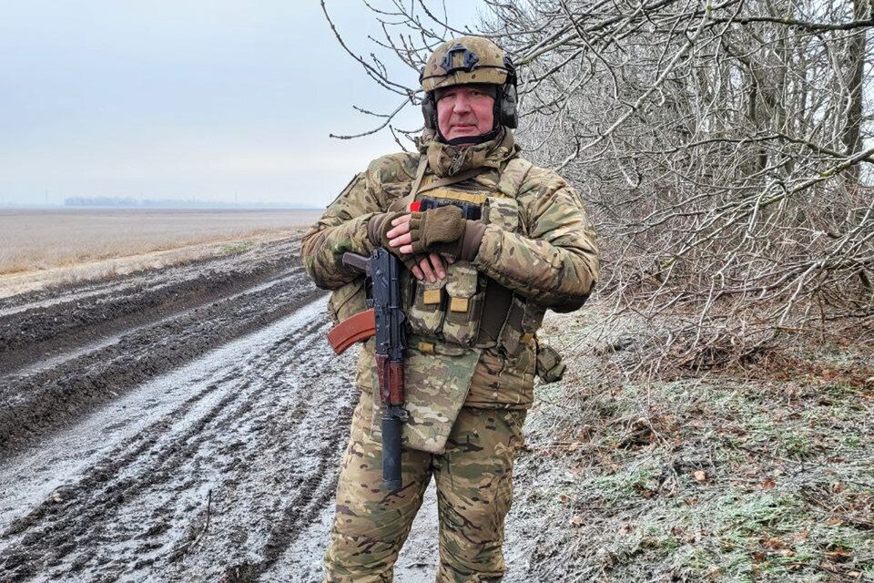     Дмитрий Рогозин передал в посольство Франции в России конверт с письмом и осколком снаряда  Личный архив