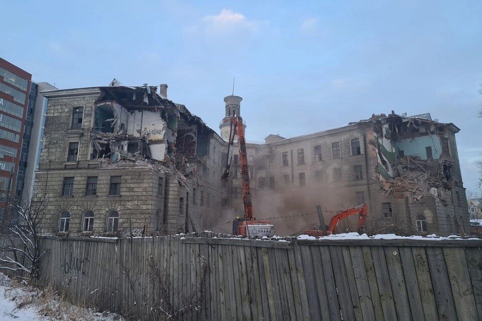     Градозащитники просили признать здание памятником. Фото: t.me/save_spb