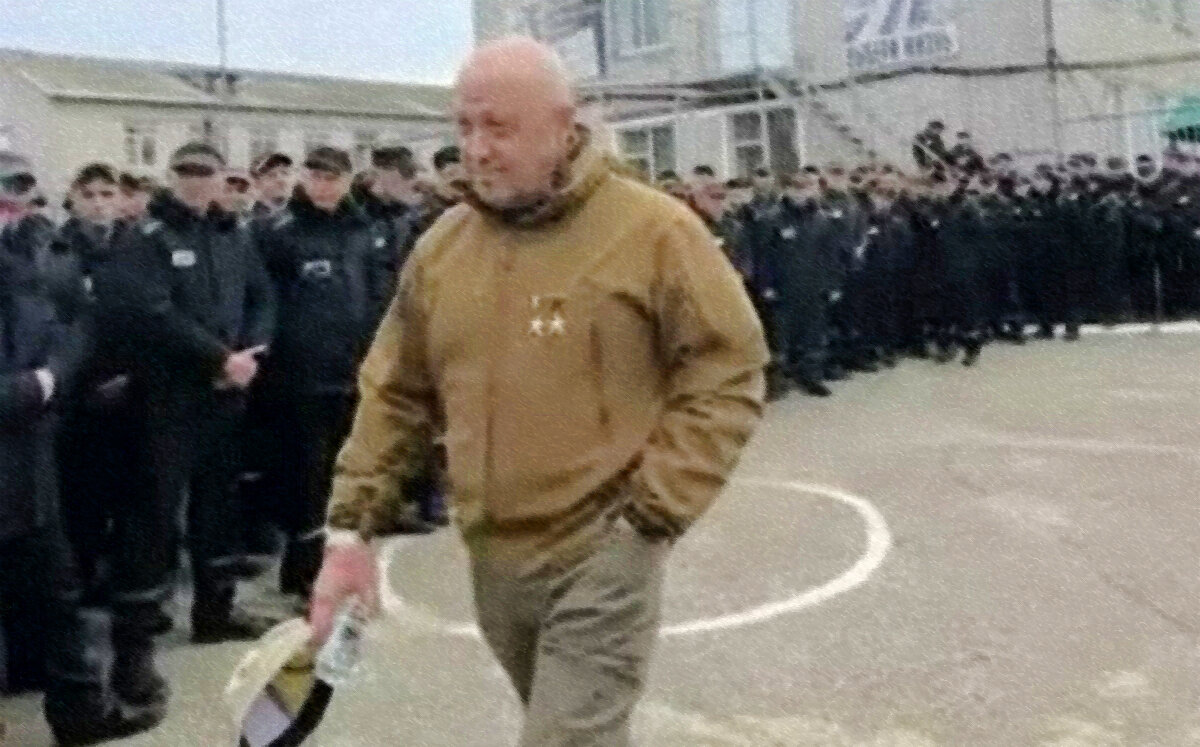 Обратите внимание, что на груди у Пригожина красуются две звезды Героя - РФ и ДНР (фото topnews.ru)