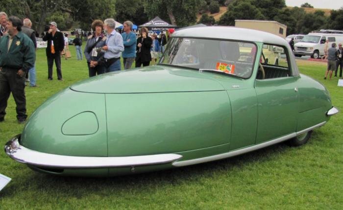 По утверждениям Дэвиса Divan мог совершить разворот на скорости 100 км/ч, расходовал 4 л. на сотню, плюс экономия на колесах и парковочном месте. Одним словом мечта, а не автомобиль!