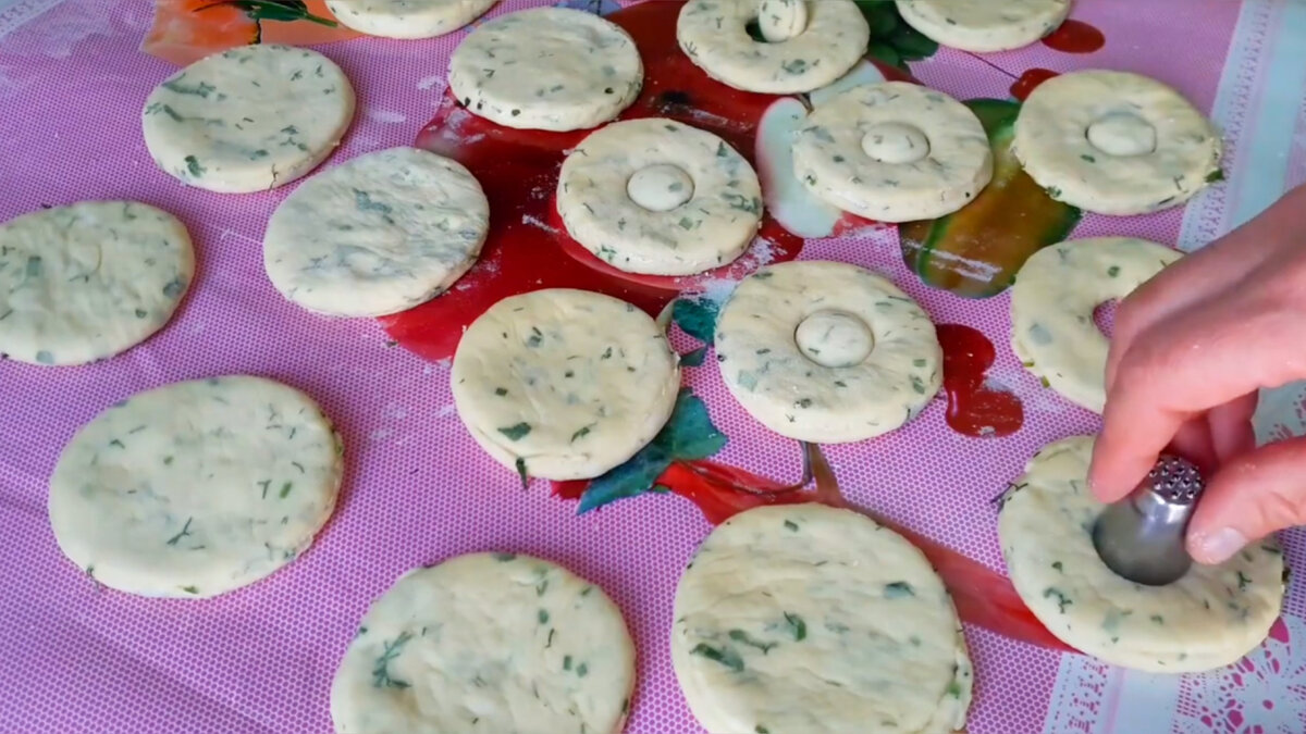 До чего же они мягкие и вкусные. Такие пирожки (пончики) с зеленью, готовлю на завтрак и обед. Приступаем к приготовлению. В миску вливаем тёплое молоко и воду.-15