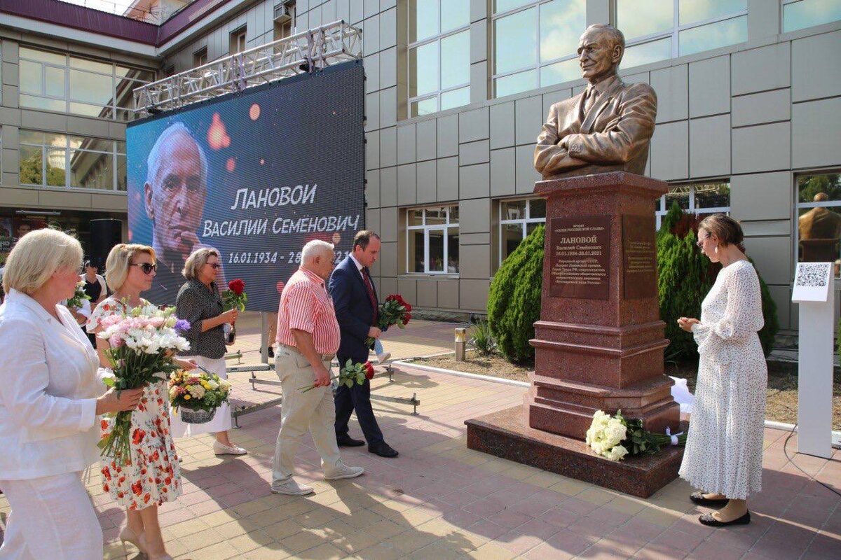 Сегодня мы вспоминаем легенду кинематографа, общественного деятеля, стопроцентного геленджичанина, как называл себя сам артист. 89 лет назад родился Василий Семёнович Лановой.-4