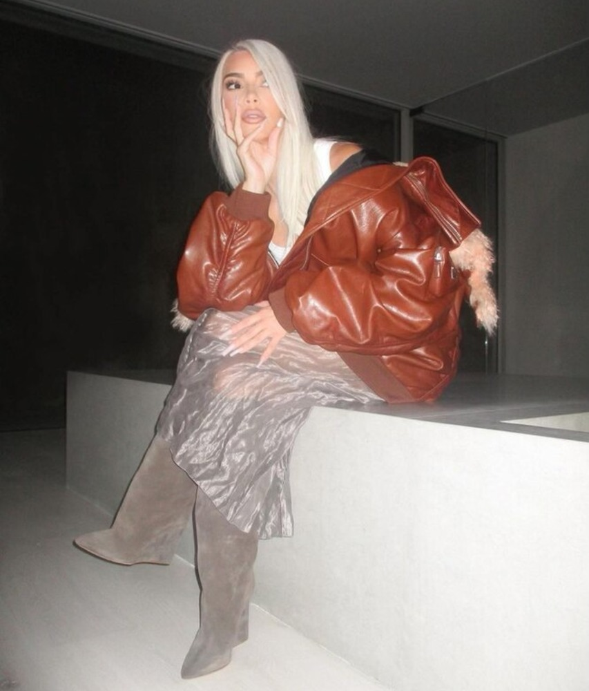 Ким Кардашьян уверена, что даже с такой верхней одеждой можно составить стильный и романтичный образ