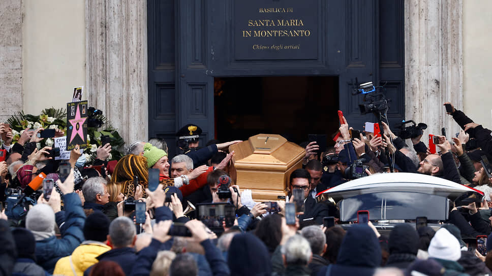 Фото: Guglielmo Mangiapane / Reuters📷Церемония похорон актрисы Джины Лоллобриджиды