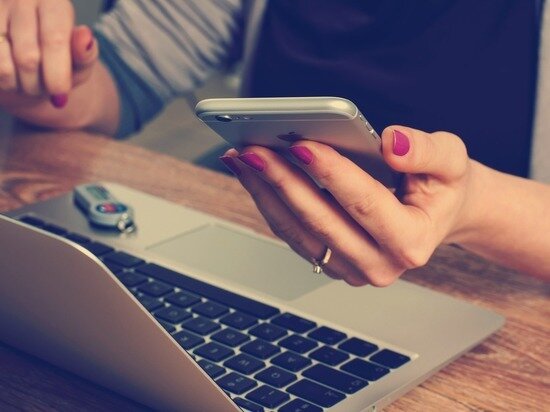     телефон, например, человек постоянно подносит к лицу. Фото: pixabay.com