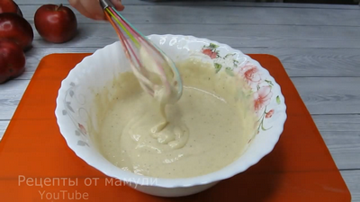 Тесто покажется немного густоватым, позже доведём его до нужной констинтенции. 